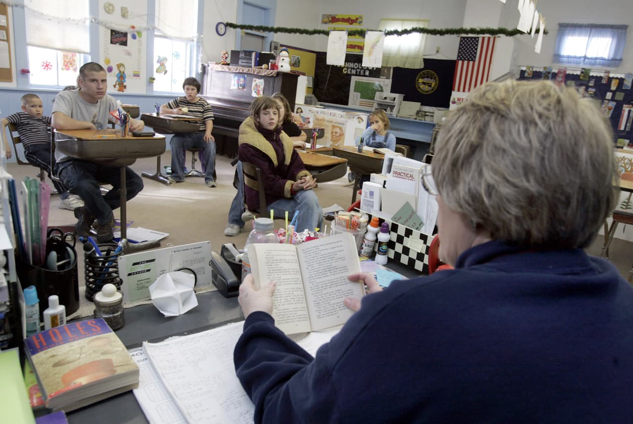 Maestra que solo habla inglés demanda porque le negaron empleo que requiere enseñar español