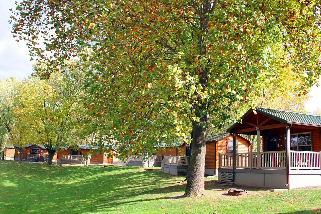 <b><a href="https://www.hersheyparkcampingresort.com/" target="_blank">Hersheypark Camping Resort</a></b>: El campamento de servicio completo tiene capacidad para vehículos recreativos y tiendas de campaña y también cuenta con cabañas de troncos amuebladas. Los huéspedes del camping resort reciben reservas garantizadas para la entrada a Hersheypark.