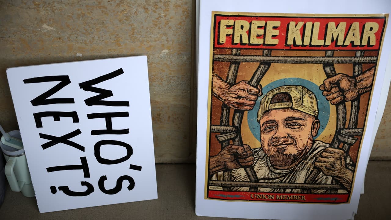 Kilmar Ábrego permanecerá un mes más en prisión; juez prohíbe a ICE que lo detenga al salir