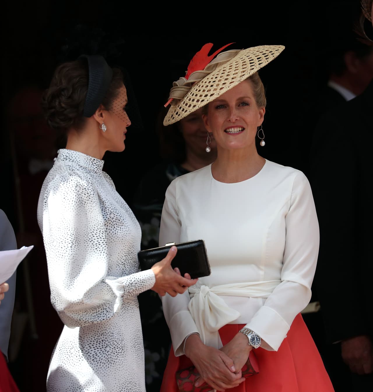 Por su parte, la condesa Sophie de Wessex usó una voluminosa falda de la marca Suzannah, aretes de perlas y un tocado de Jane Taylor.