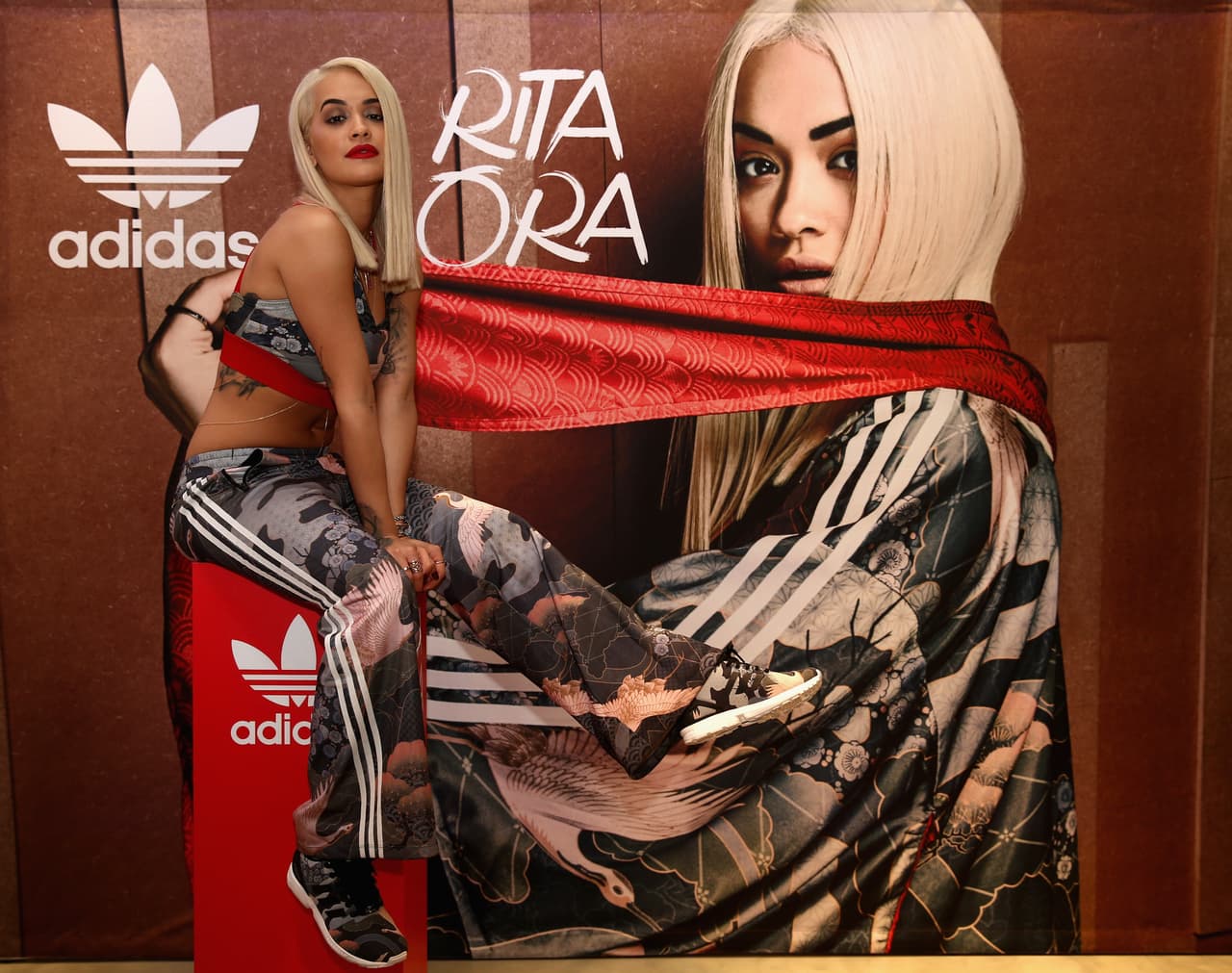 La cantante y actriz Rita Ora ha colaborado con la marca Adidas, con quien creó una serie de colecciones de ropa deportiva con diferentes inspiraciones.