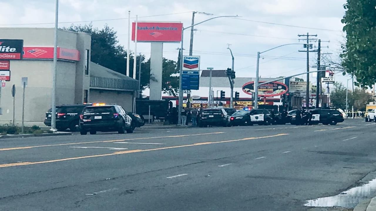 Un hombre entra a un banco en Stockton y dispara al techo, pero no roba nada: la policía investiga
