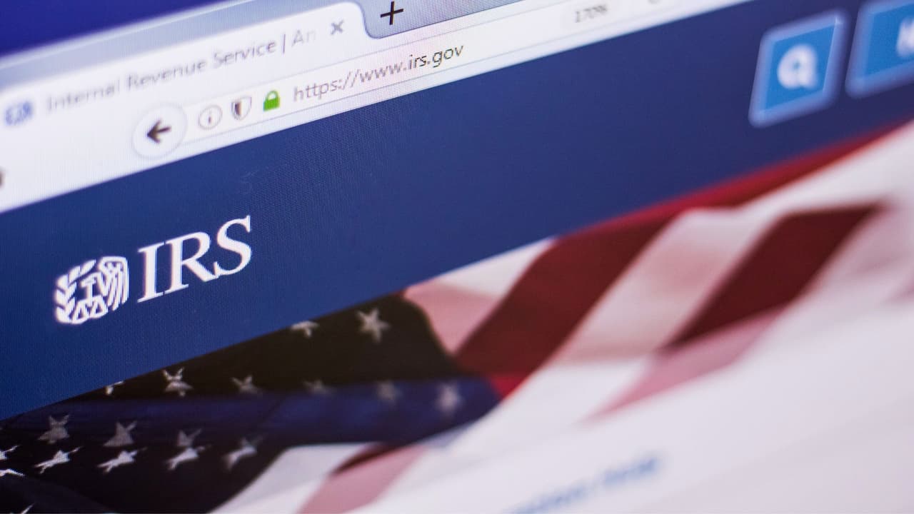 <b>Recursos para estar al día</b> 🌐
<br>Si tienes dudas o necesitas ayuda, el IRS ha puesto a disposición en su 
<a href="https://www.irs.gov/individuals/get-ready-to-file-your-taxes" target="_blank">página web una sección con recursos para guiarte en el proceso: Haz clic aquí</a>. Recuerda que cada caso es único, así que es importante que consultes la información que más te convenga 📚