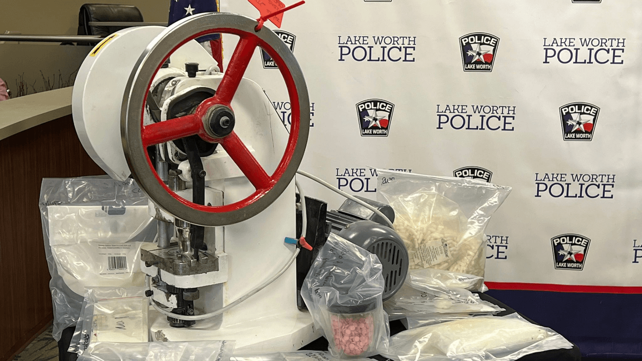 Por otra parte, la policía también incautó una prensa de pastillas, objeto que es inusual tener, debido a que es algo especializado, de acuerdo con el jefe de policía de la ciudad.