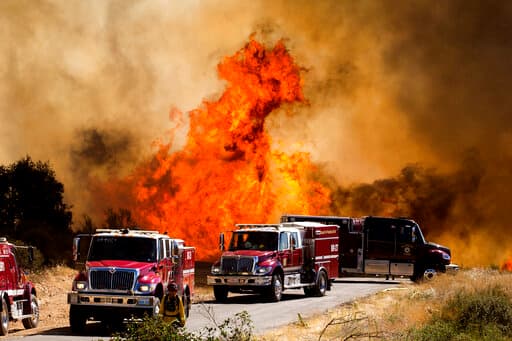 “No queremos poner a los bomberos en una situación peligrosa”, dijo Lisa Cox, portavoz del Servicio Forestal de Estados Unidos, al periódico Riverside Press-Enterprise. “Arde en línea recta hacia la cima de la montaña”.Una casa y dos estructuras aisladas quedaron destruidas, informó el Departamento de Bomberos de California. No se reportaron heridos.
<br>