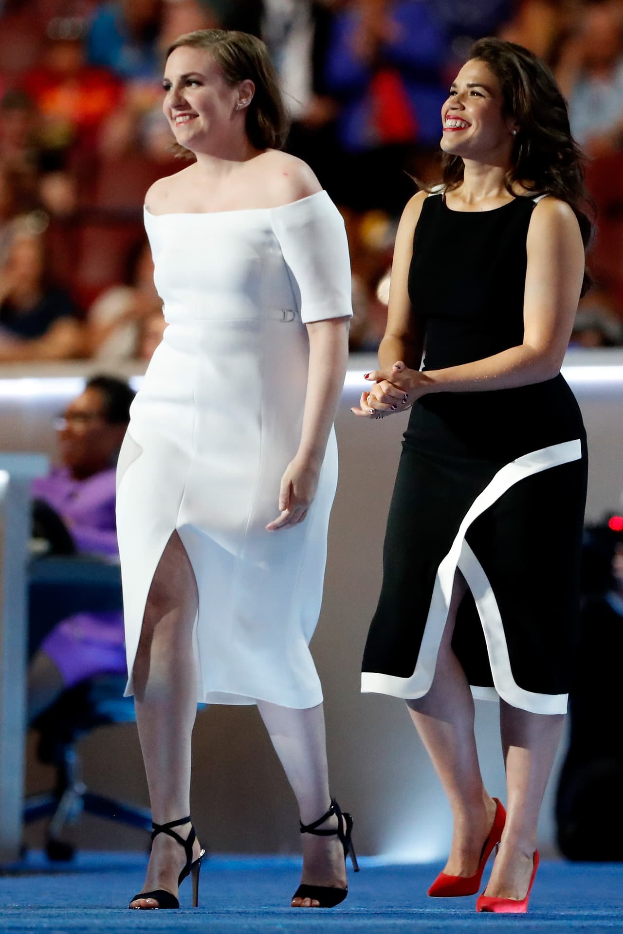 No solo las alfombras rojas fueron los lugares para captar buenas apuestas de moda. America Ferrera hizo su declaración de moda en la Convención Demócrata cuando habló junto a Lena Dunham, 
<b>con un vestido negro de ribetes blancos de la marca Black Halo</b>. El toque más sofisticado no lo dio su devoción por Hillary Clinton, sino sus estiletos rojos que crearon el contraste perfecto.
