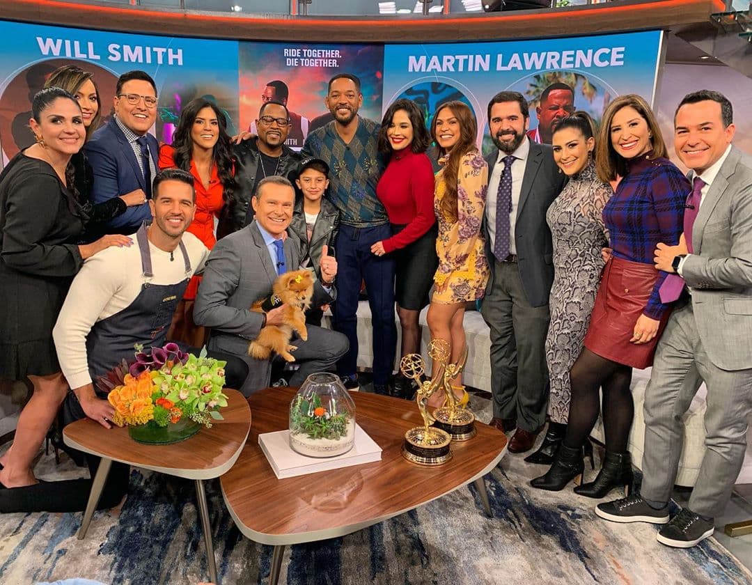 El equipo de Despierta América y los fans se tomaron la foto del recuerdo con las estrellas de cine.