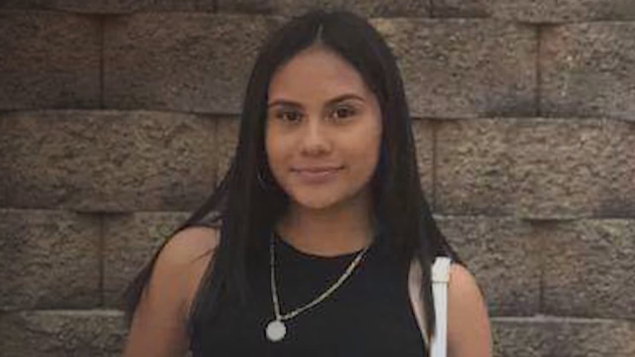 Las autoridades siguen buscando al responsable que abrió fuego y que le quitó la vida a Angie Monroy en la cuadra 
<a href="https://www.univision.com/local/chicago-wgbo/muere-adolescente-que-quedo-en-medio-de-una-balacera-entre-pandillas-de-la-villita-video">2300 Oeste de la calle Rockwell</a>.