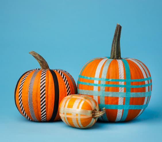 Usa cintas adhesivas de diferentes colores para darle un look original que puede quedarse decorando más allá de Halloween (
<a target="_blank" href="http://www.realsimple.com/holidays-entertaining/holidays/halloween/pumpkin-decorating-00100000065686/index.html#2">realsimple.com)</a>