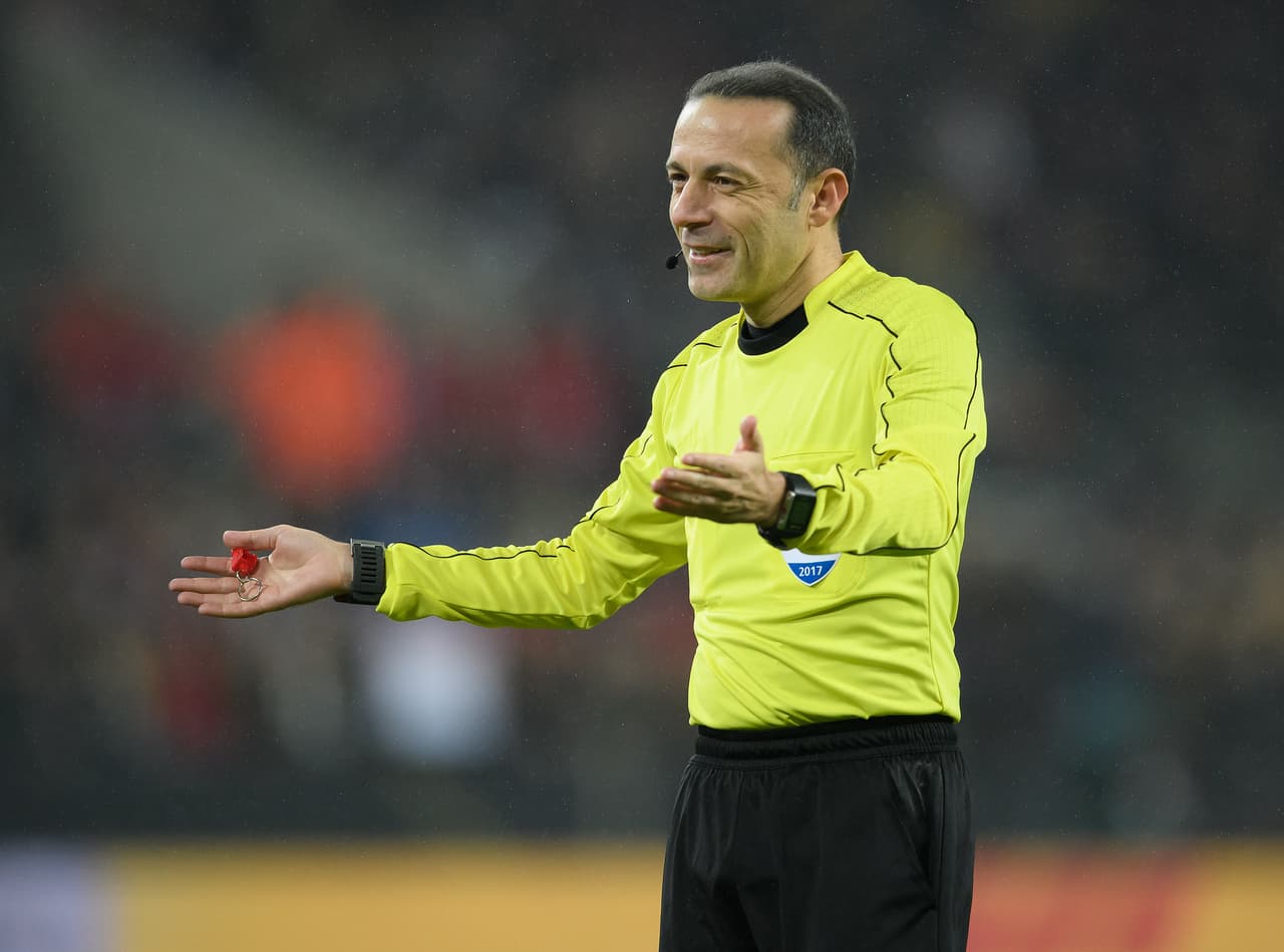 8: Cuneyt Cakir de Turquía. Hombre de autoridad y manejo de partidos en UEFA.