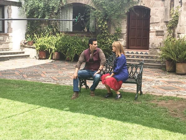Las escenas al aire libre son las que más disfrutan los actores. ¿Qué se dirán Leticia Perdigón y David Zepeda? "Que gusto compartir escena con mi amiga y gran actriz #leticiaperdigon y ademas gracias a @pop.space .... Estuvieron increíbles los espacios para nuestras locaciones, conócelos muy pronto!!!!" comentó el actor.