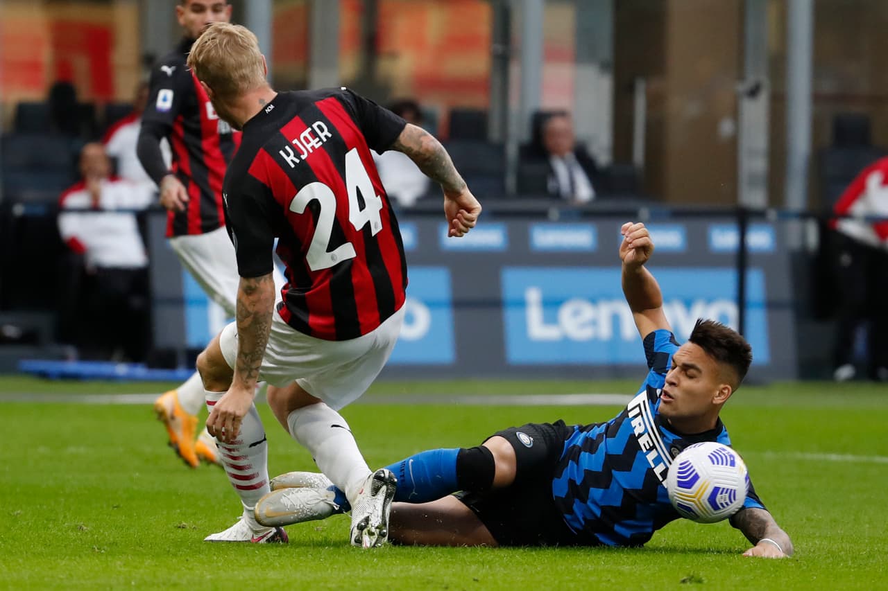 El primer gol de Zlatan (13’, 16’) fue cobrando un penal que atajaba Handanovic, pero el sueco la metió en un segundo toque; el segundo fue de una espectacular volea. Lukaku (29’) descontó por el Inter. Milan se medirá al Celtic en la Europa League y el Inter enfrentará al Mönchengladbach en la Champions.