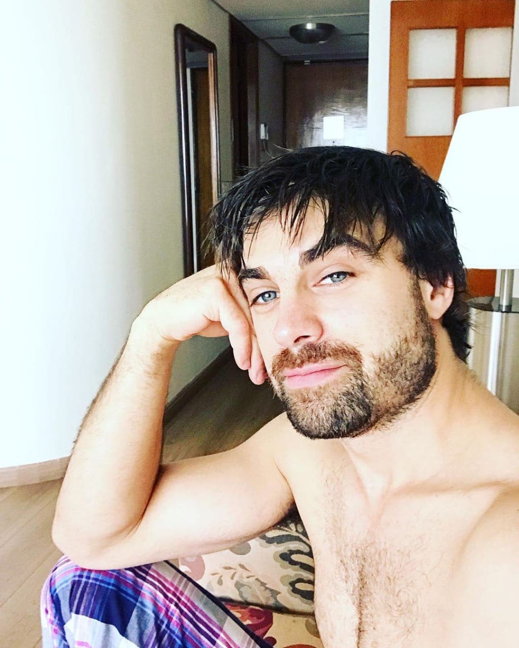 Además, en esta misma publicación Santiago Ramundo recordó a sus amigos y familia, quienes acortan la distancia "con tan solo una palabra".