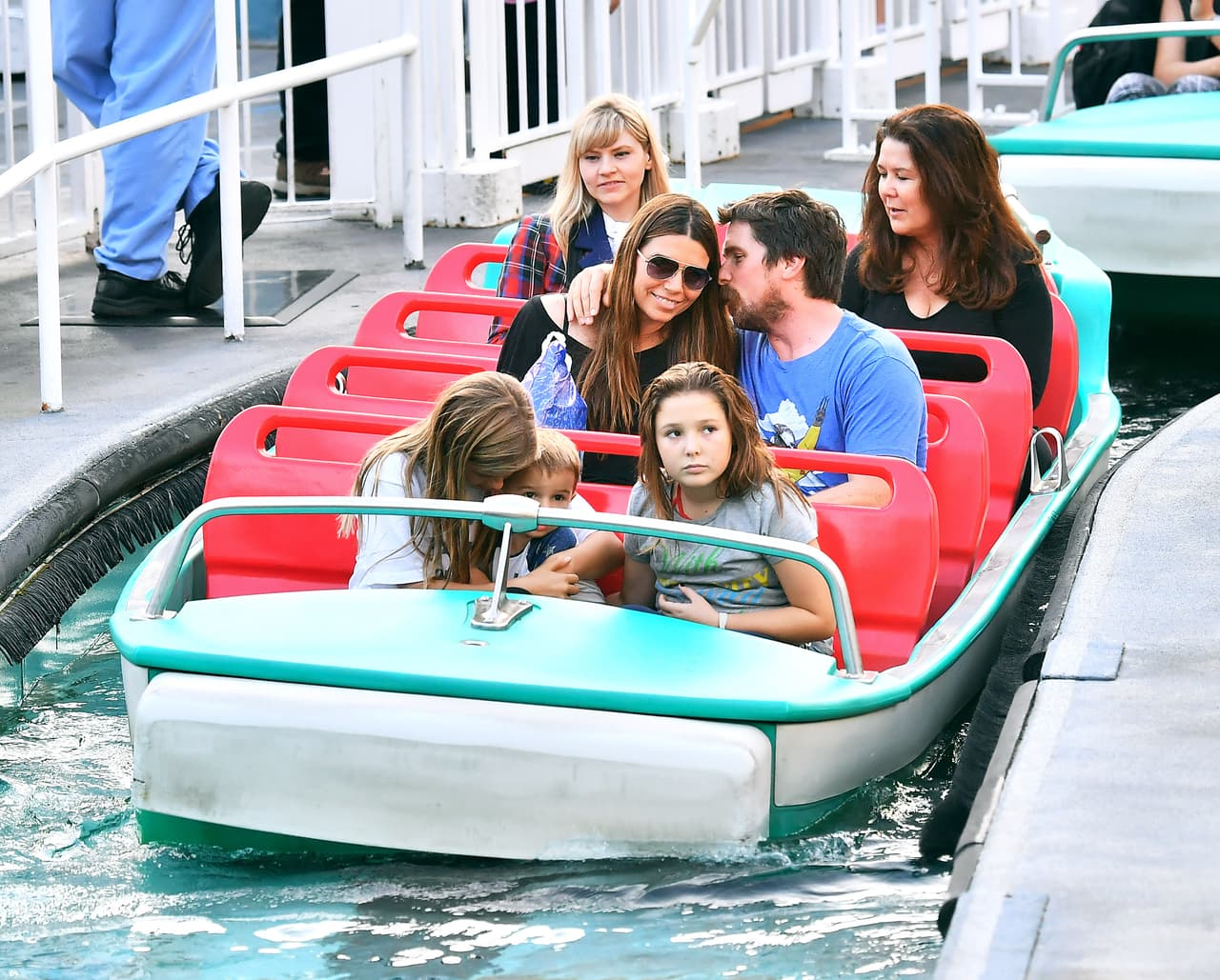 Mientras tanto, Christian le hablaba al oído a Sibi.