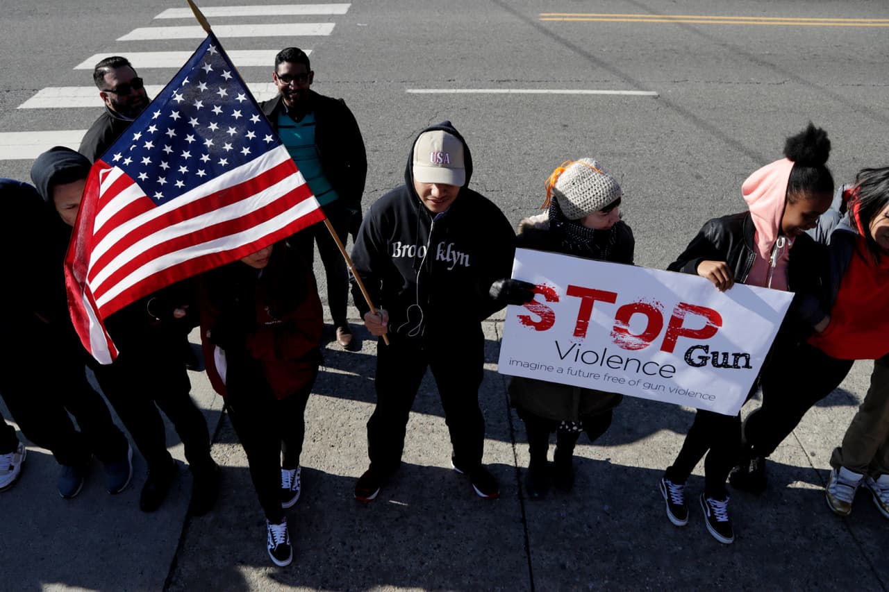 <b>Jersey City, Nueva Jersey. </b>Ahmed Aboushady, estudiante de tercer año en la secundaria James Ferris, protesta con una bandera junto a sus compañeros en la calle.