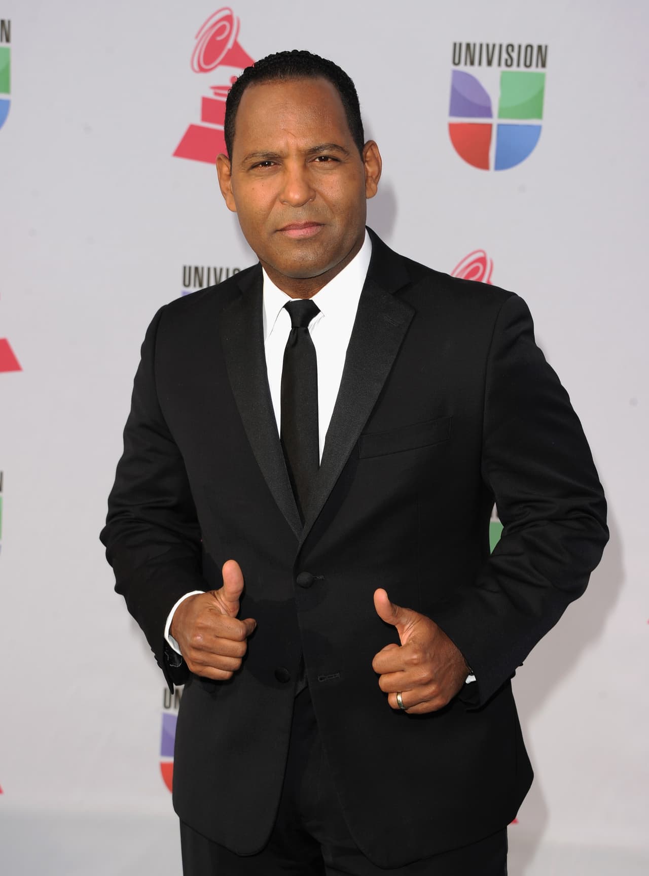 2012. El color negro no debe faltar en el guardarropa de cualquier hombre, y Tony Dandrades así lo demostró, con este look sencillo y sin complicaciones.