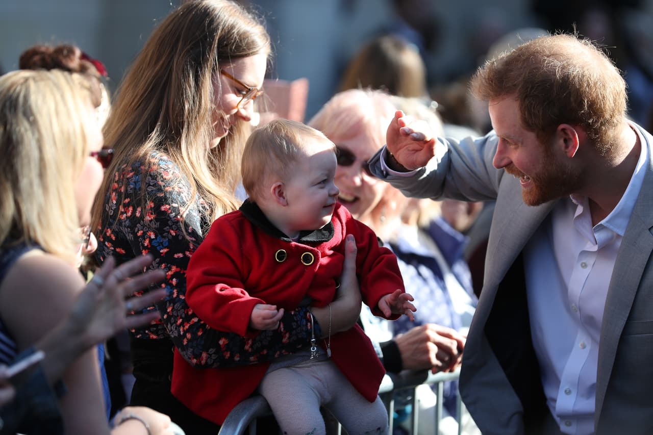 El 
<b><a href="https://www.univision.com/entretenimiento/meghan-markle-y-la-reina-isabel-ii-las-similitudes-que-van-mas-alla-de-su-amor-por-el-principe-harry-video">pelirrojo nieto de la reina Isabel</a></b> fue considerado con los ciudadanos y hasta le sacó una sonrisa a esta bebé, protegiéndola con su mano del implacable sol.