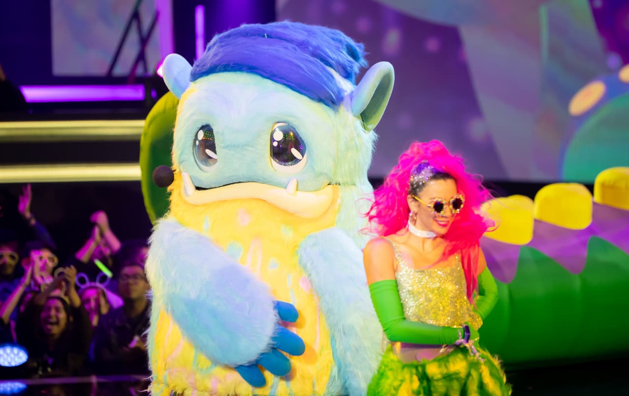 José Ramonstruo quiso sorprender a Emmanuel con su interpretación de ‘La Chica de Humo’. Los nombres que se mencionaron como posible celebridad detrás de este personaje fueron Eduardo Capetillo, Arturo Carmona, Carlos Vives, Ricardo Arjona y Carlos Baute.