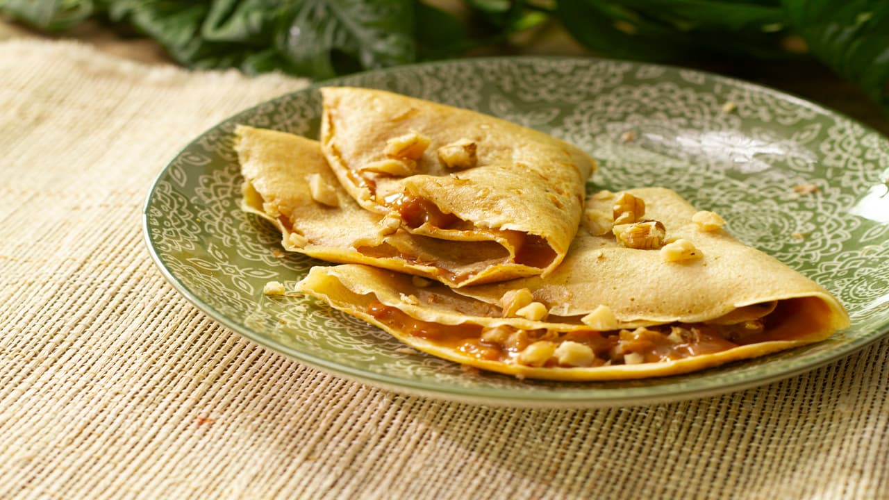 Crepas de avena con cajeta y nuez