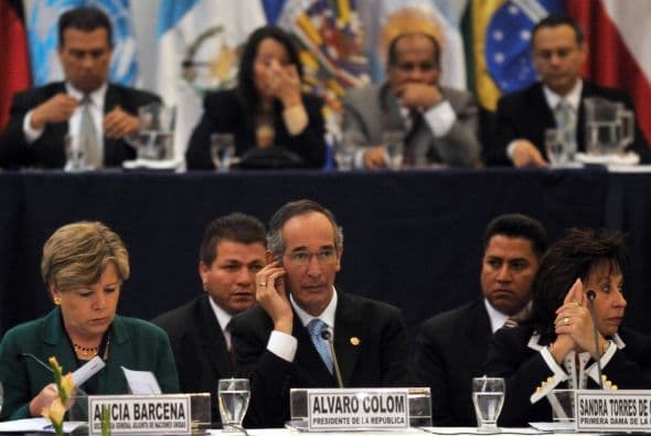 En Guatemala, agregó, "todos tienen que ser ciudadanos de primera clase", y para ello se requieren "políticas de Estado, alianzas sociales, rendición de cuentas, pero sobre todo el compromiso de todos los guatemaltecos con el desarrollo igualitario". La reconstrucción con "transformación" que pretende impulsar el Gobierno, así como el desarrollo del país, indicó, requiere de urgentes reformas fiscales.