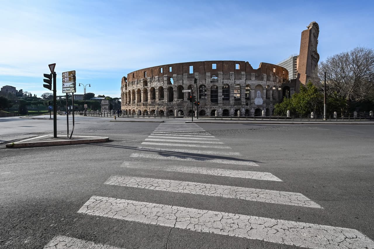 El monumental Coliseo de Roma cerrado a partir de este 10 de marzo. La histórica e inédita decisión de colocar a todo el país bajo cuarentena fue tomada ante el vertiginoso ascenso de los contagios en Italia.