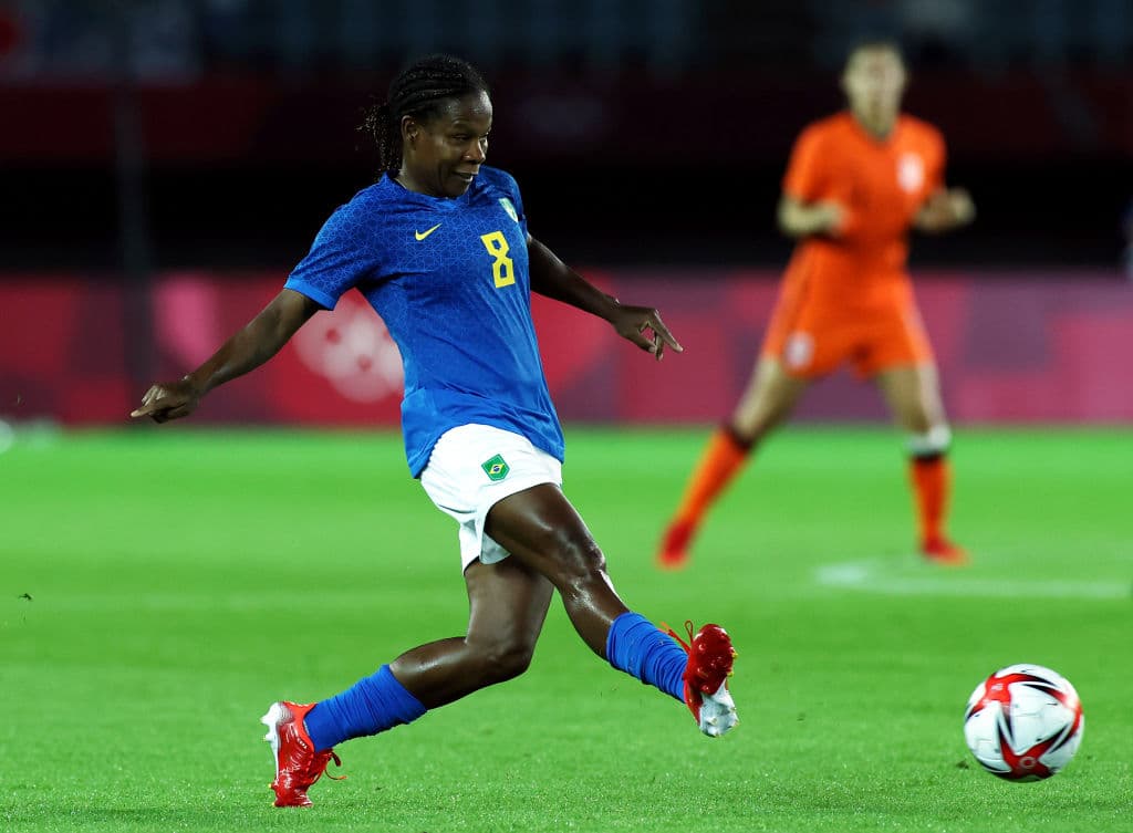 La futbolista representa a Brasil y a sus 43 años buscará la medalla de oro, después de haber logrado dos segundos lugares en Atenas 2004 y Pekín 2008.