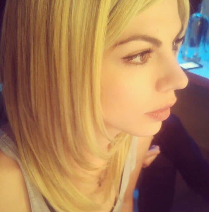 En los últimos meses ha compartido imágenes a través de sus redes sociales en las que aparece con un cambio radical de imagen, mismo que la ha hecho dejar a un lado su negra cabellera.