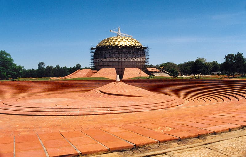 <b>Auroville, India </b>
<br>Conocida como “La ciudad de la hermandad”, Auroville se fundó en 1966 en la India con el objetivo de convertirse en un lugar donde hombres y mujeres vivieran en perfecta hermandad. La ciudad, sin embargo, atravesó por numerosos conflictos que amenazaron con dejarla desierta. El lugar permanece hoy en pie, con unos 1.000 habitantes que se dedican al turismo.