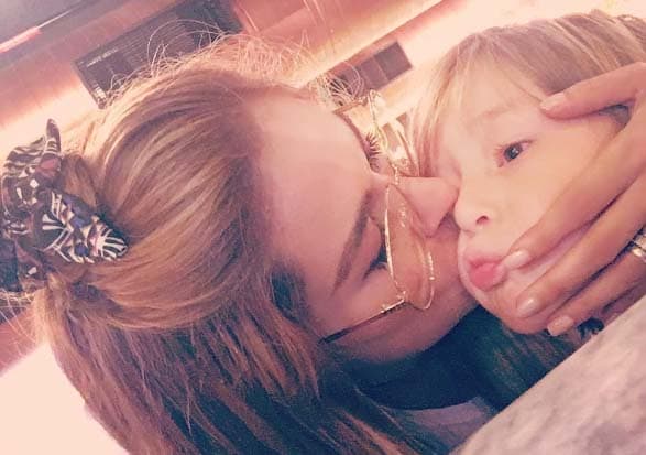 Por ejemplo, en EEUU hay 19 estados en los que se permite
<b><a href="https://www.univision.com/amp/noticias/estados-unidos/que-estados-de-eeuu-permiten-castigos-fisicos-a-estudiantes-en-escuelas" target="_blank">que los maestros ejecuten castigos físicos</a></b> en las escuelas, según información de
<b>Univision Noticias.</b>
<br>