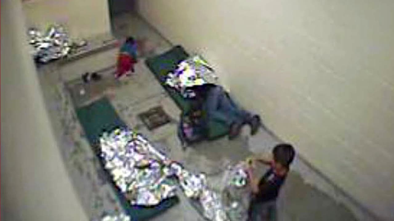 Niña migrante de 3 años es obligada a ser su propia abogada ante tribunal migratorio de Tucson