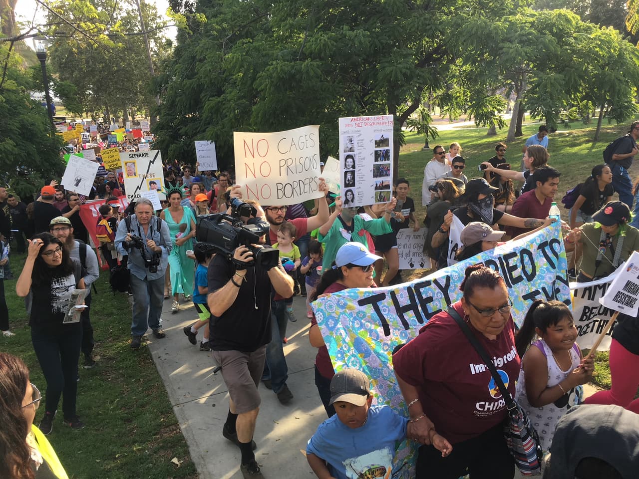Al menos 500 personas llevaron sus pancartas y sus gritos al MacArthur Park de Los Ángeles, un área de la ciudad de mayoría centroamericana, igual que gran parte de las familias que están siendo separadas.
