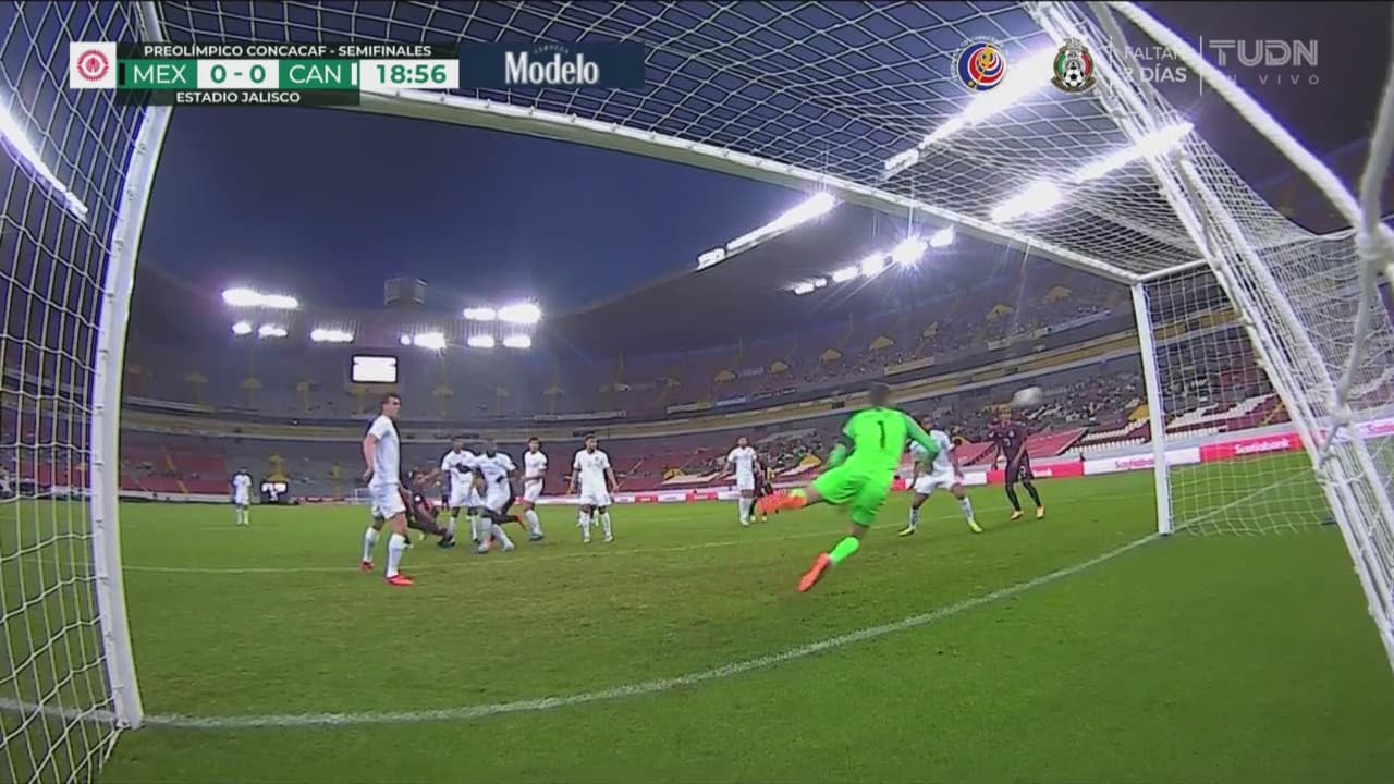¡México perdona! Esquivel cabeceó pleno, pero a lado del arco de Canadá