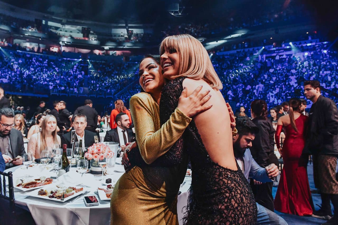 Así de efusivas se abrazaron para una foto Natti Natasha y Lele Pons. 
<br>