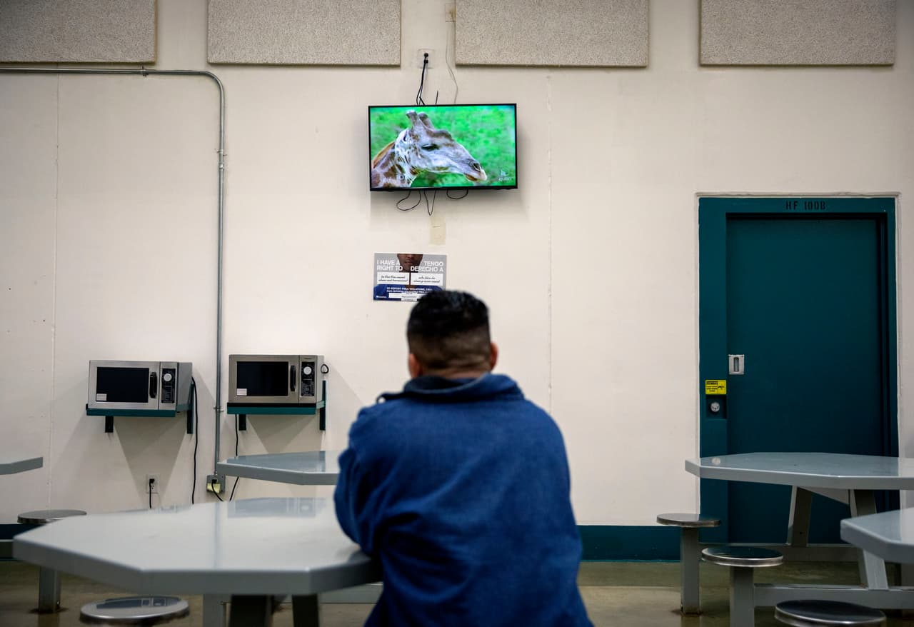 Morir en soledad: la historia de Denny Adán González y el aumento de fallecimientos en centros de ICE