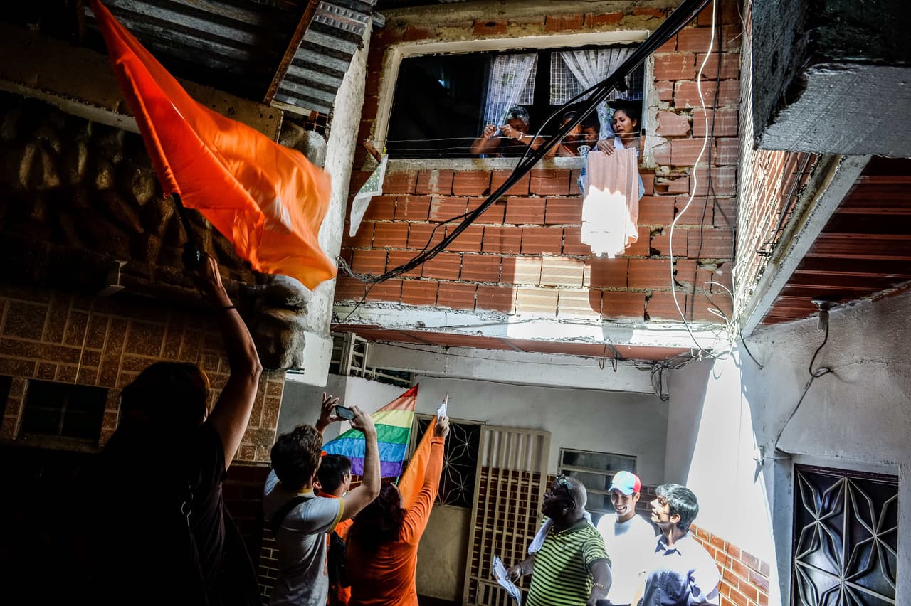 Adrián, en recorrido de campaña por una barriada caraqueña.