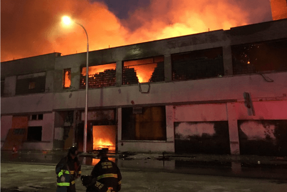 Incendio en bodega al oeste de Chicago deja una persona herida