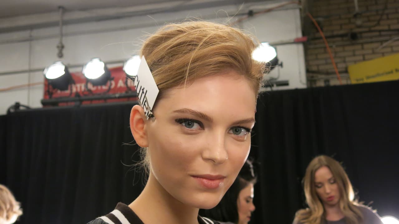 La creadora del look fue 
<a href="https://www.instagram.com/bbprokimsoane/?hl=en">Kim Soane</a> del equipo de Bobbi Brown. Ella decidió que un tono muy natural fuera el encargado de iluminar los labios. Si quieres imitar el look primero aplica un lipstick color marrón y luego un iluminador en tono Pearl.
<br>