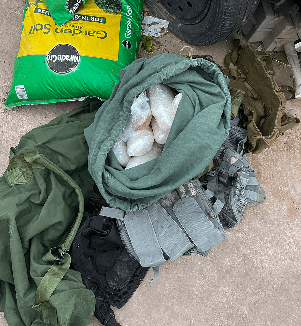 Una vez dentro, los agentes hallaron 20.7 libras de metanfetamina, un cuarto de libra de pastillas de fentanilo de colores conocidas como “arcoíris”, 2.3 libras de fentanilo azul y 0.0051 libras de cocaína.