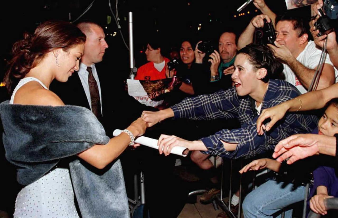 Jennifer López firma autógrafos en la premier mundial de la película.