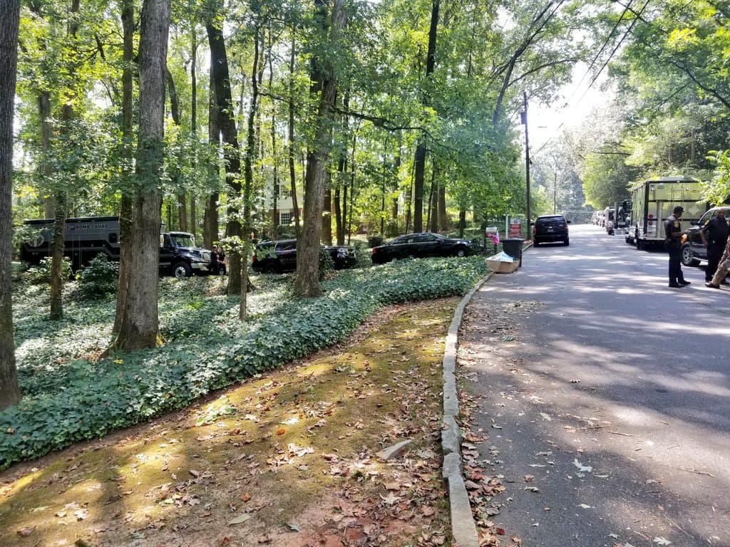 El escuadron antibombas seguía en la escena la tarde del viernes para retirarlos y no se conocía la identidad de la persona fallecida al cierre de esta galería.