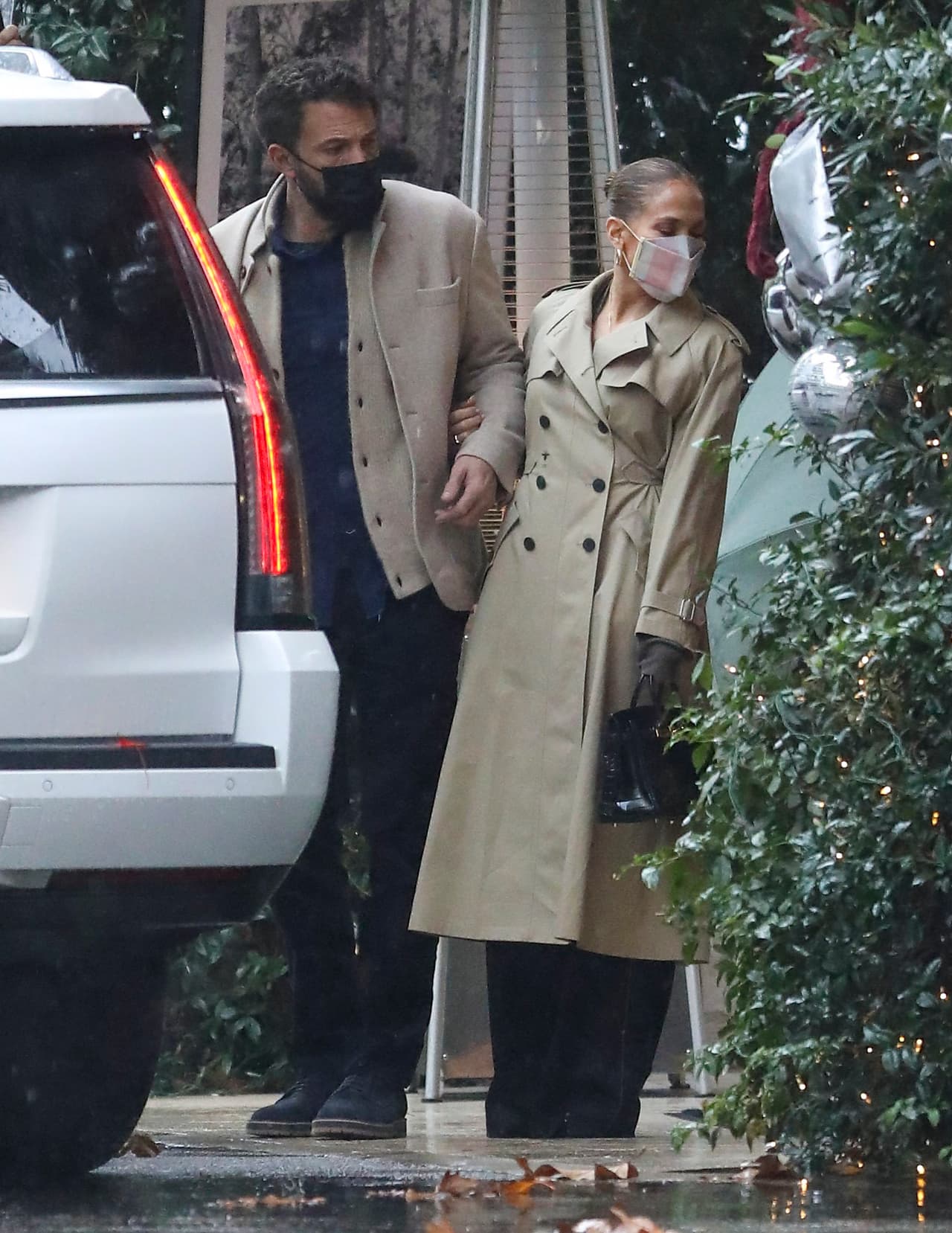 En el almuerzo que hicieron junto a los hijos de la cantante, los dos se combinaron a juego con sus abrigos color canela para hacerle frente a la lluvia. 
<br>