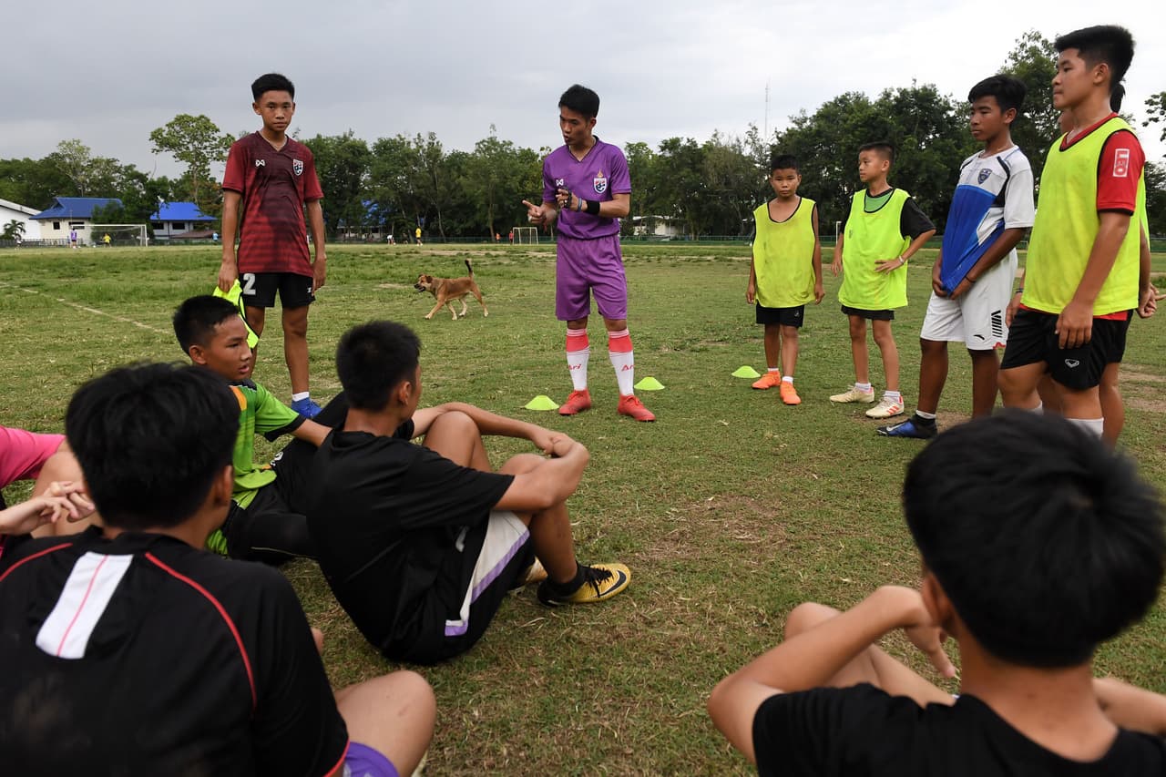 De la cueva al estrellato: Hace un año quedó atrapado un equipo de fútbol infantil en Tailandia