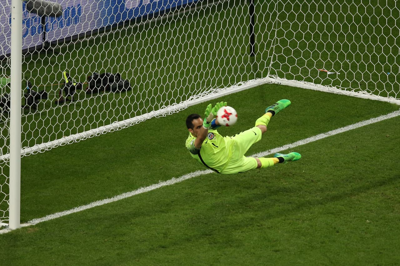 Chile tuvo en su arquero Claudio Bravo a la gran figura, luego de que atajó los tres penaltis para su selección y llevarla a la gran final de la Copa Confederaciones.