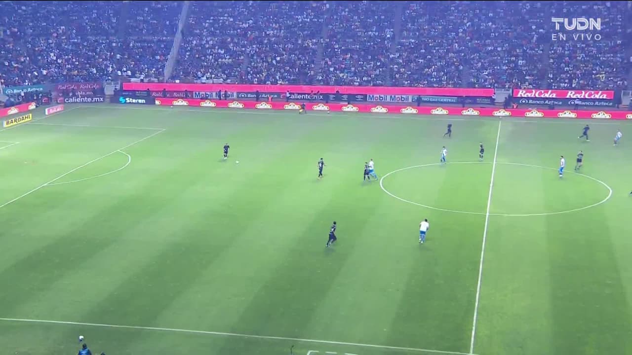 Arranca el partido y la pelota está en juego.