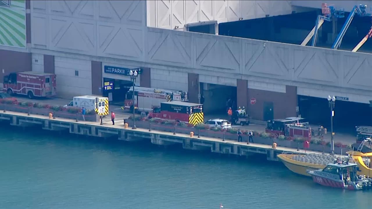 Al llegar a la escena, los rescatistas se percataron de que la víctima era un niño pequeño y que arriba del muelle estaba una tía del menor, quien más tarde fue identificada como Victoria Moreno, de 34 años.