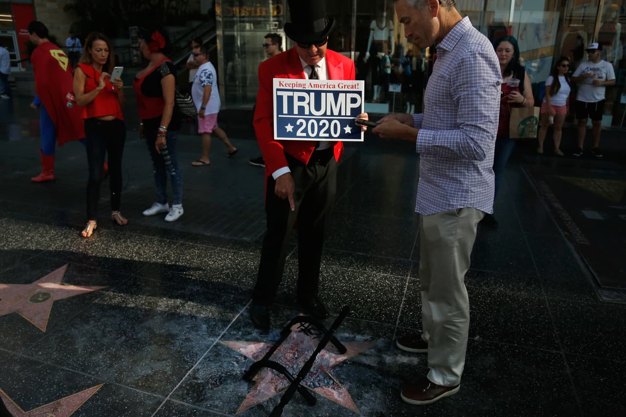 Pero cuando los agentes llegaron, el sospechoso ya no estaba. Sin embargo, una hora después el hombre llegó la estación de Policía de Beverly Hills, se identificó y se entregó.