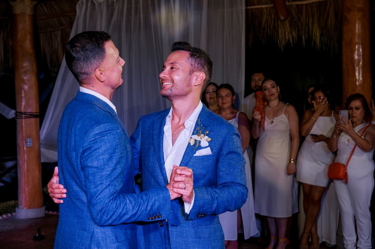Asimismo, Luis y Renato bailaron su primer baile como esposos mostrando el amor que sienten el uno por el otro frente a todos sus invitados.