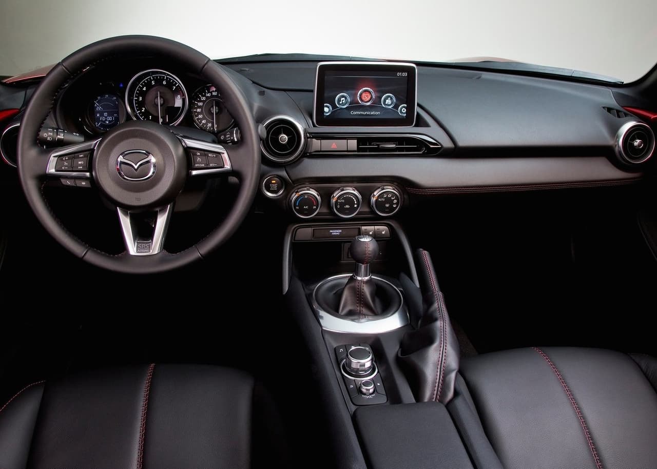 “Es más, debo confesarles algo… No alcanzo el pedal. Eso no lo había dicho, pero, ¡no alcanzo el pedal! ¡Qué oso!", dice mientras se burla de ella misma, por esta situación.