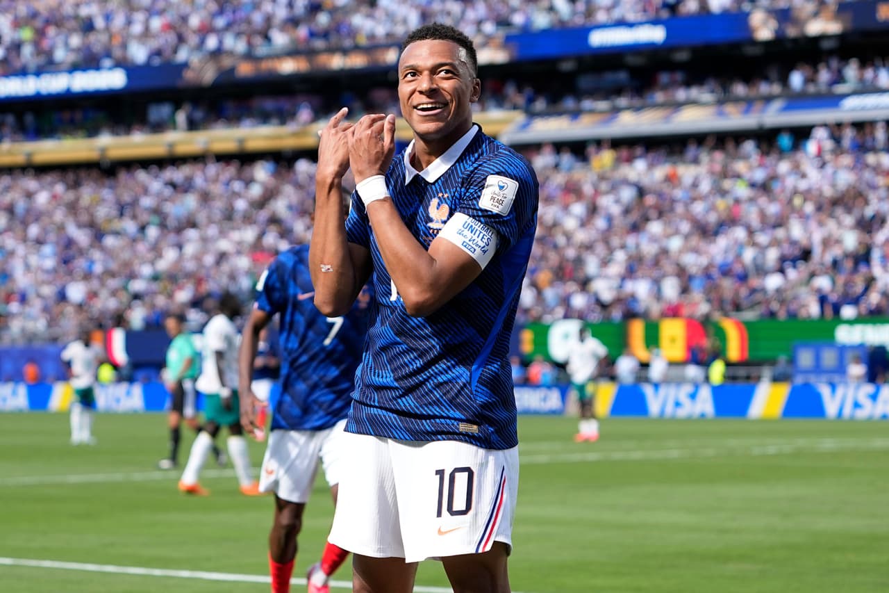 Kylian Mbappé, de Francia, celebra tras marcar el primer gol de su equipo durante el partido de fútbol del Grupo I de la Copa Mundial entre Francia y Senegal.