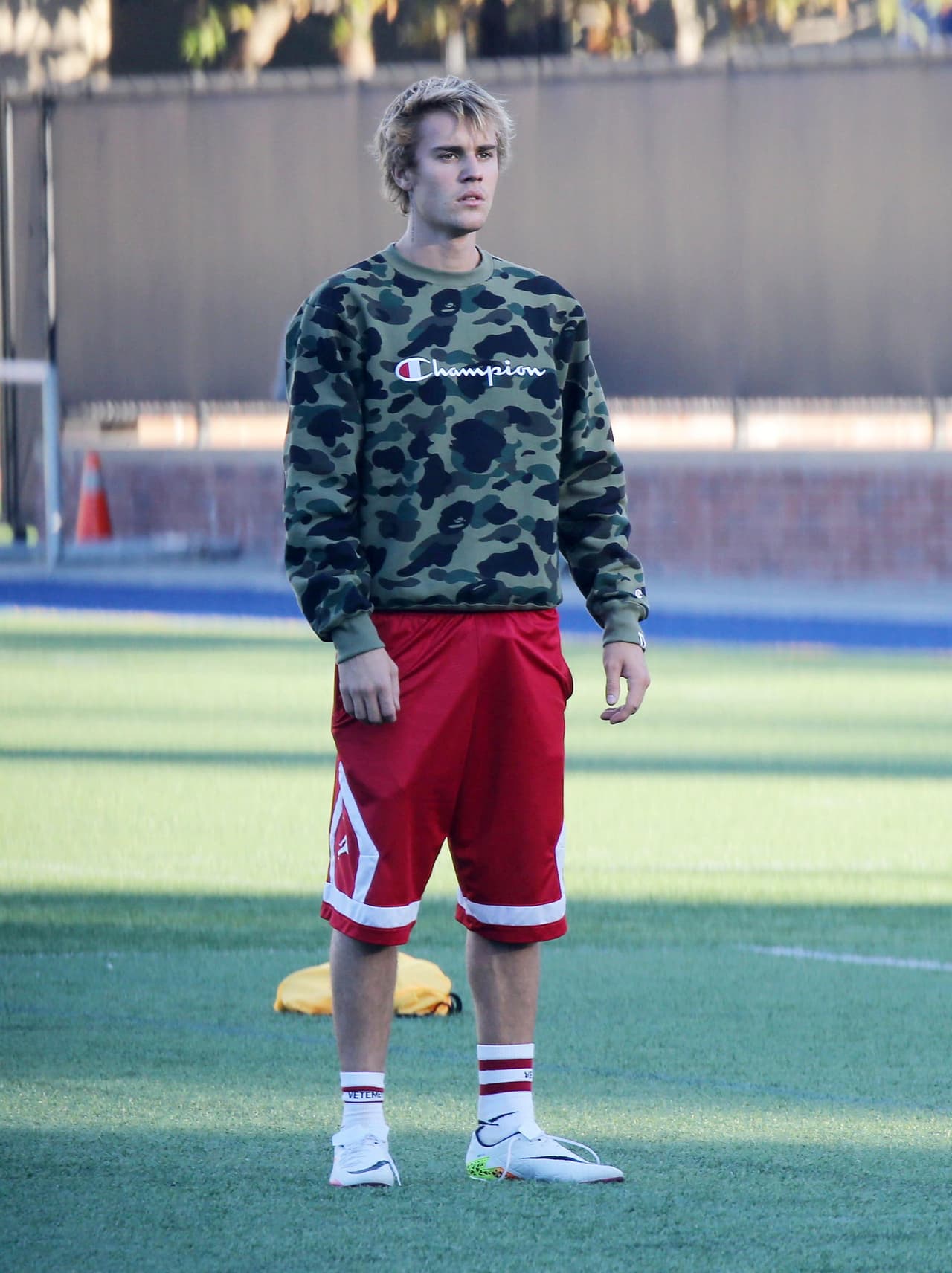 Un poco despeinado y abrigado, Justin Bieber llegó al encuentro con sus amigos, pero en redes sociales hubo quienes se asombraron por lo que marcaba su pantalón.